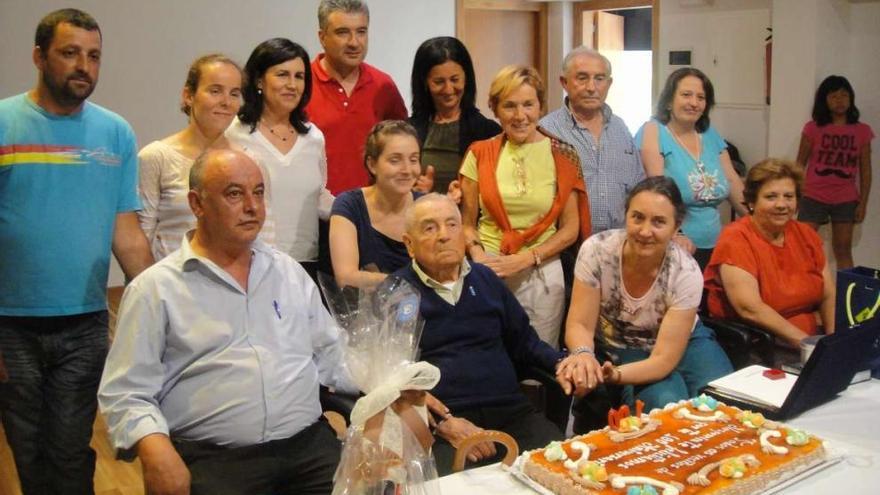 El centenario Faustino Freaza Mouriño -en el centro- rodeado de su familia durante su cumpleaños en la Casa da Cultura de Nespereira, con el alcalde de Pazos, Andrés Iglesias, sentado a su derecha.