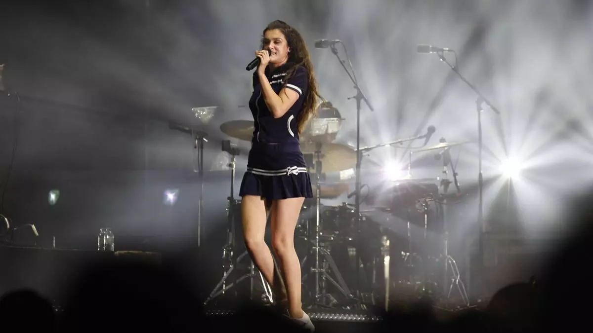 Amaia invita a "seguir disfrutando" durante su concierto en la Semana Grande de Gijón