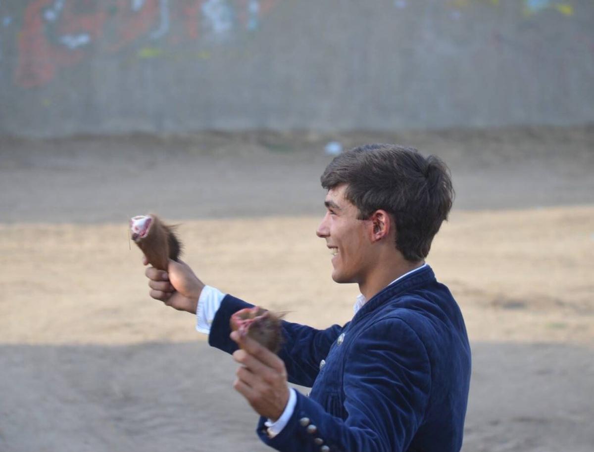 Erik Sotelo (dcha.) sale a hombros en su debut en Parada de Rubiales. | CEDIDA