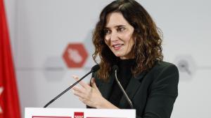 La presidenta de la Comunidad de Madrid, Isabel Díaz Ayuso, en la Oficina de Empleo del Barrio del Pilar de Madrid.