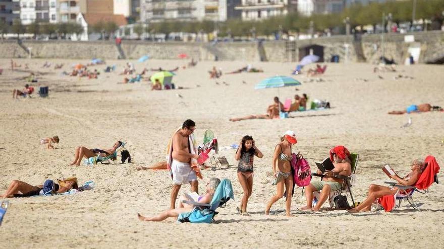 Bañistas en la playa de Silgar el Sanxenxo el pasado lunes 31 de octubre. // Gustavo Santos