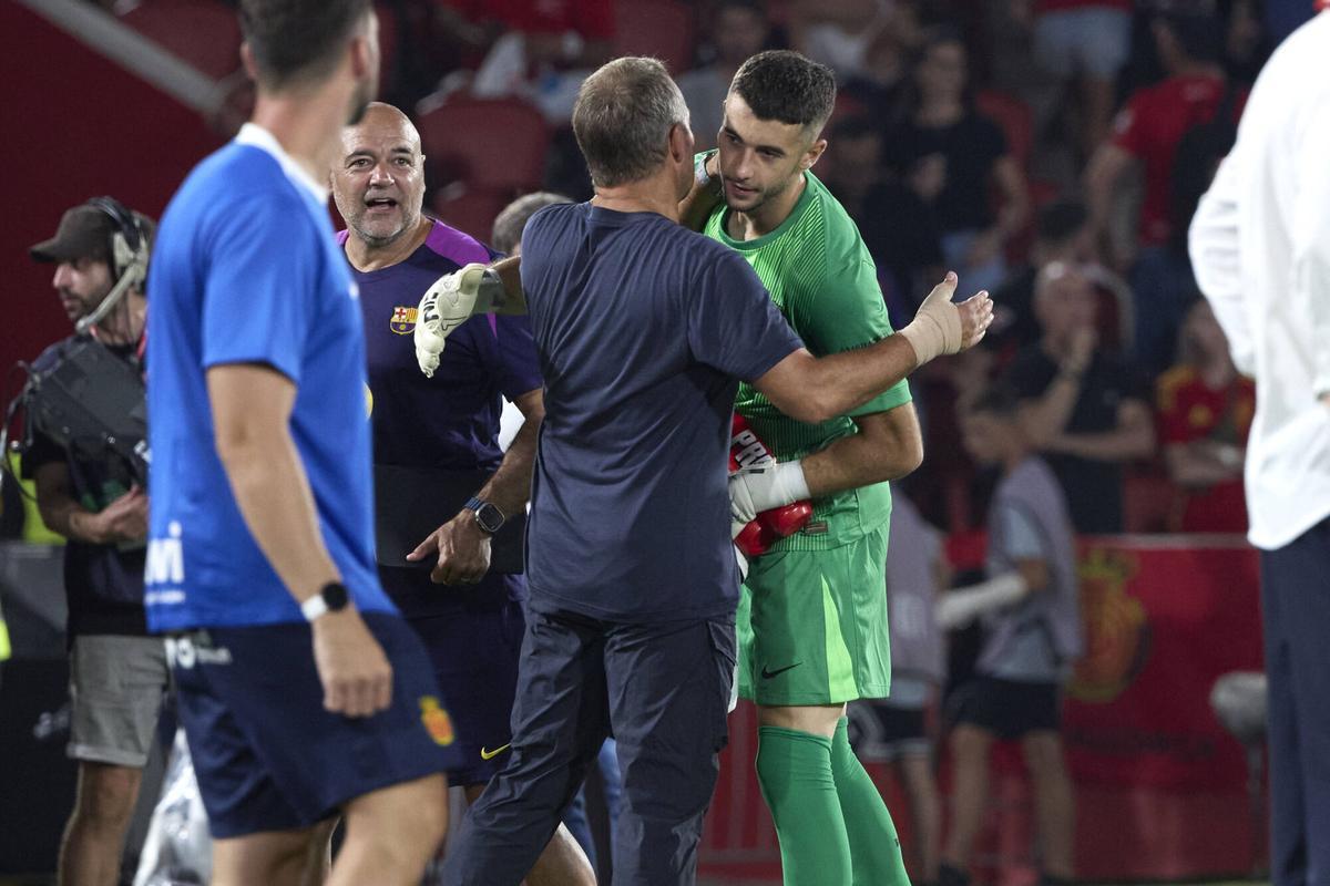 Flick felicita a Garcia al final del partido de Mallorca.