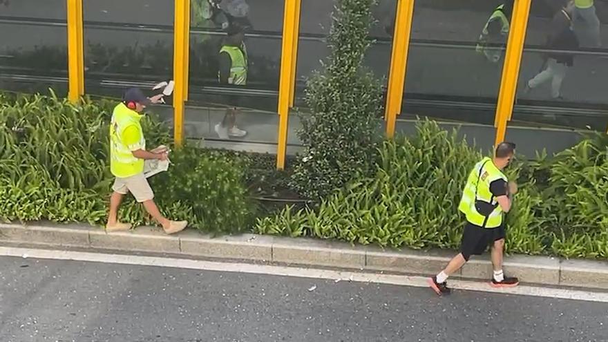 Los jardineros de Vigo en huelga, a bolsazos de basura contra las rampas de Gran Vía