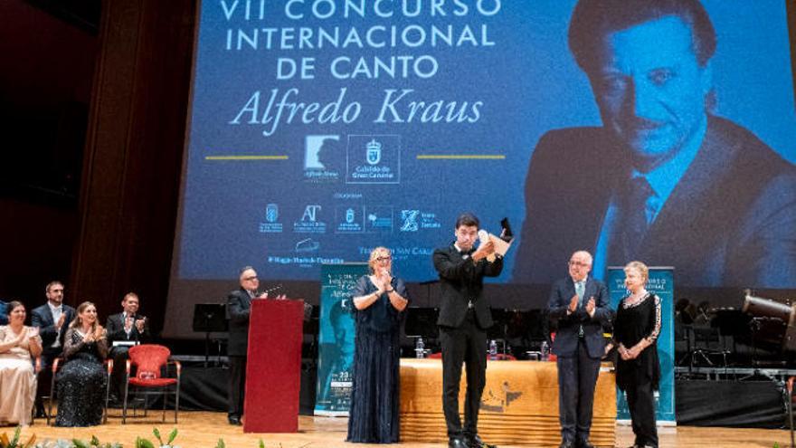 El bajo barítono Manuel Fuentes Figueira, tras recibir el premio, el sábado en el Alfredo Kraus.
