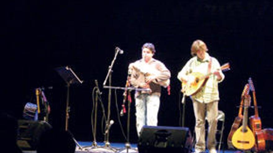 Pere Joan y Manel, en el recinto cultural de Porreres.