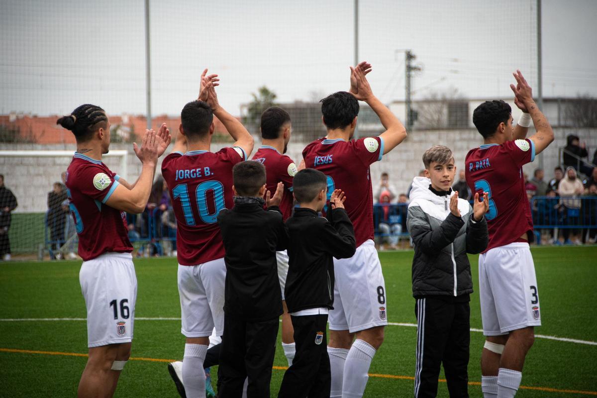 Gus Quezada, Barba, Lobato, Jesús Sánchez y Pata aplauden a la afición desplazada hasta Gévora.
