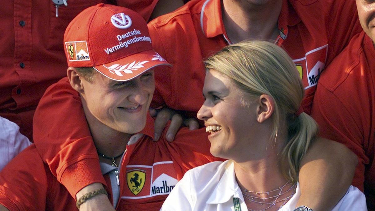 Fotografía de archivo del 19 de agosto de 2001, el piloto alemán de F1 Michael Schumacher y su esposa Corinna Schumacher durante la sesión de fotos oficial del Campeón Mundial de Ferrari después de la carrera del Gran Premio en Budapest, Hungría.