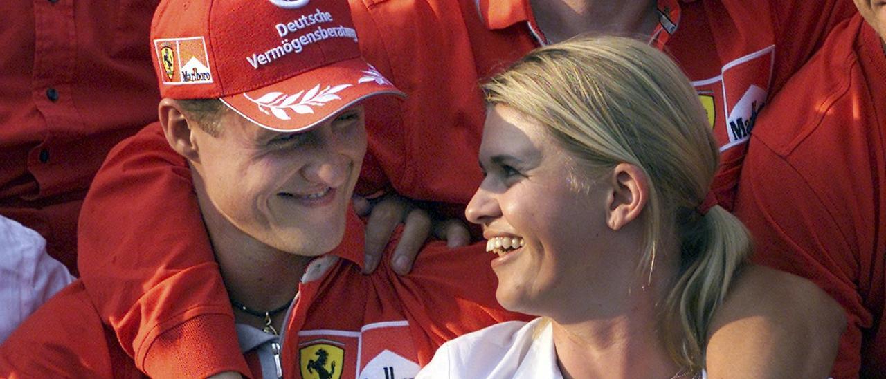 Fotografía de archivo del 19 de agosto de 2001, el piloto alemán de F1 Michael Schumacher y su esposa Corinna Schumacher durante la sesión de fotos oficial del Campeón Mundial de Ferrari después de la carrera del Gran Premio en Budapest, Hungría.