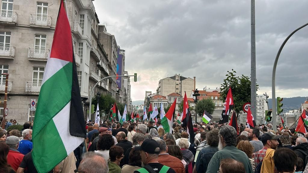 Las imágenes de la multitudinaria manifestación en Vigo contra el «genocidio» de Israel sobre Palestina