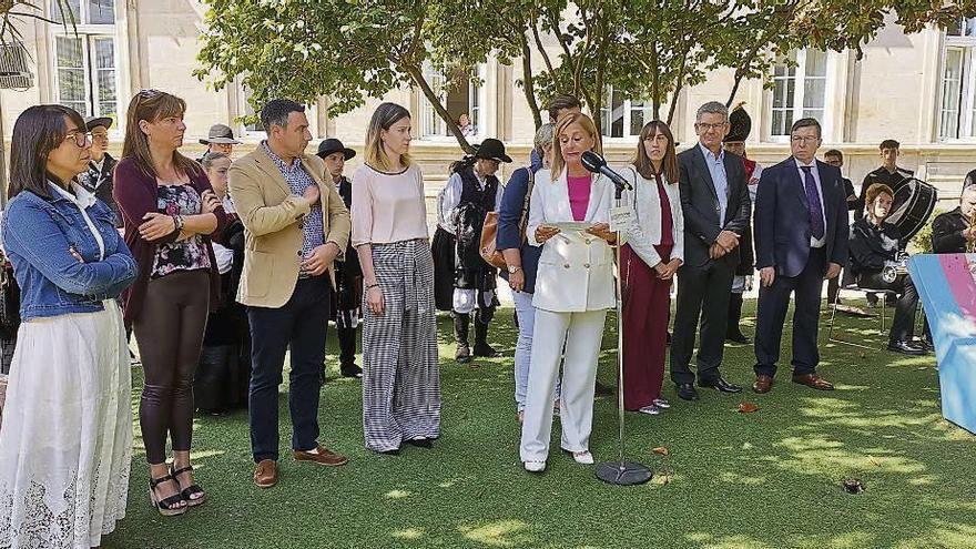 La presidenta de la Diputación de Pontevedra, Carmela Silva, y otros diputados provinciales durante el acto del Día de Galicia.