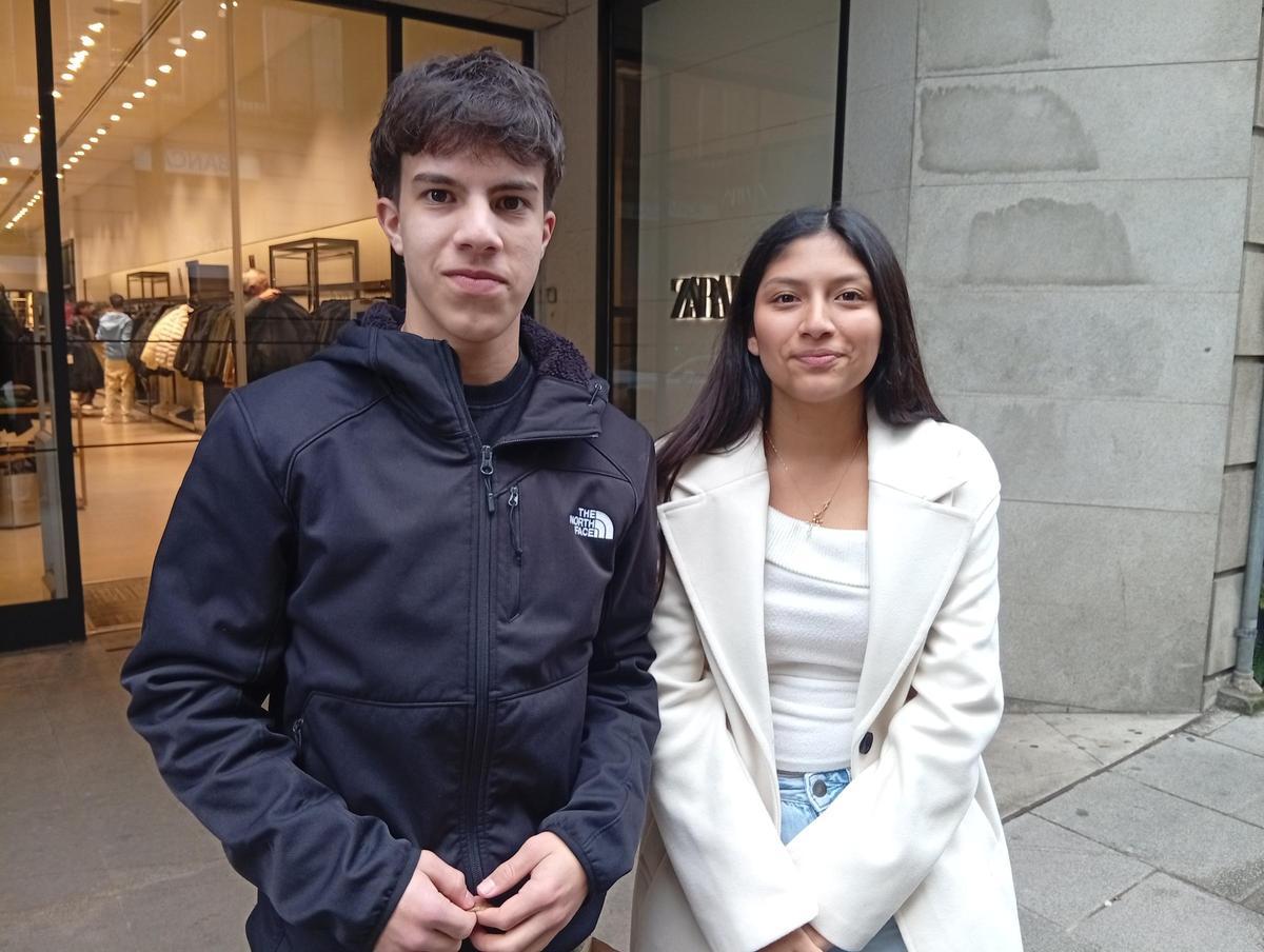 Xiomara y Jacobo aprovechan la primera jornada de descuentos para comprar una camiseta para él.