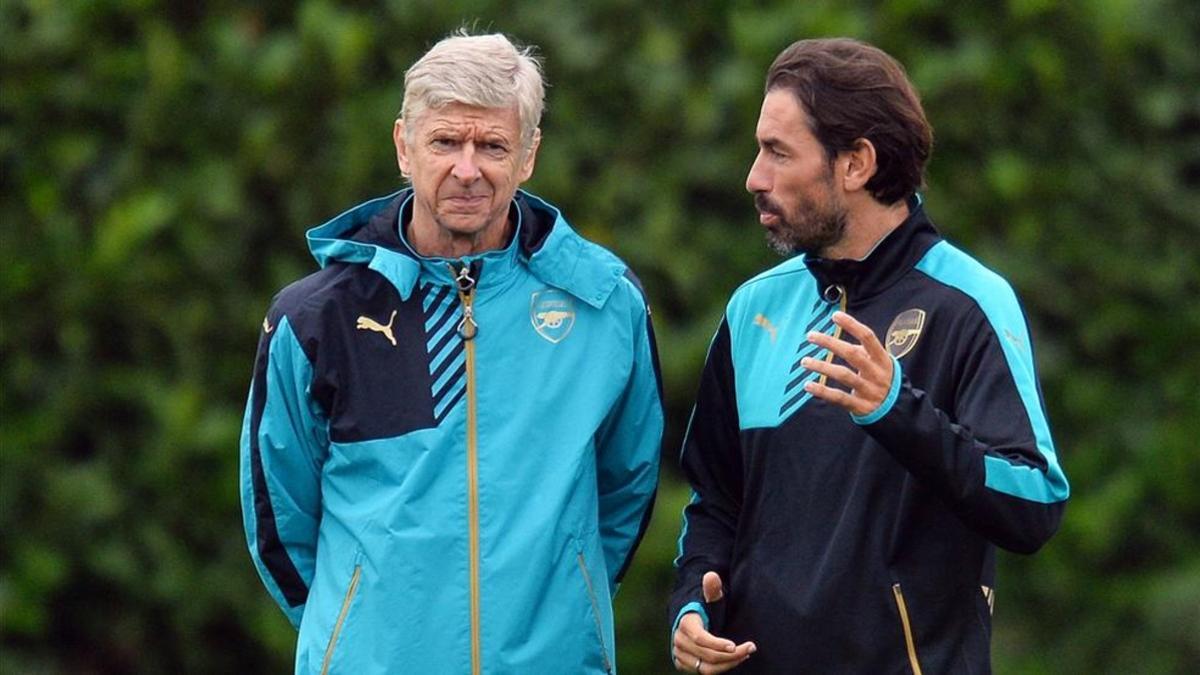 Wenger y Pirès conversan durante un entrenamiento del Arsenal en 2015