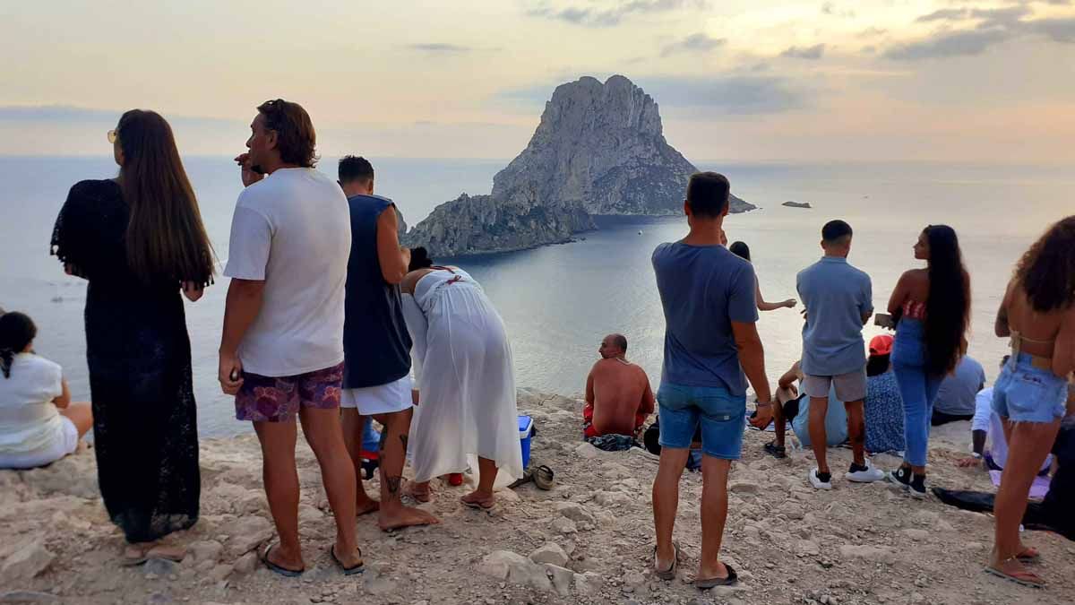 La puesta de sol en Ibiza, un botellón con vistas