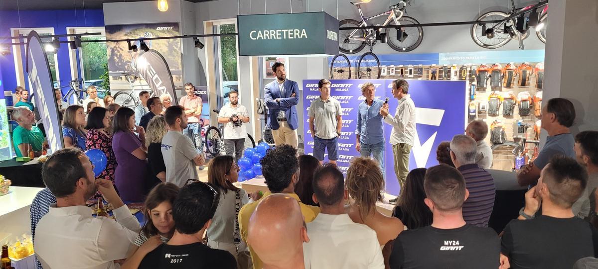 El ganador de un Tour de Francia, Pedro Delgado, fue invitado a la presentación de la nueva tienda ciclista
