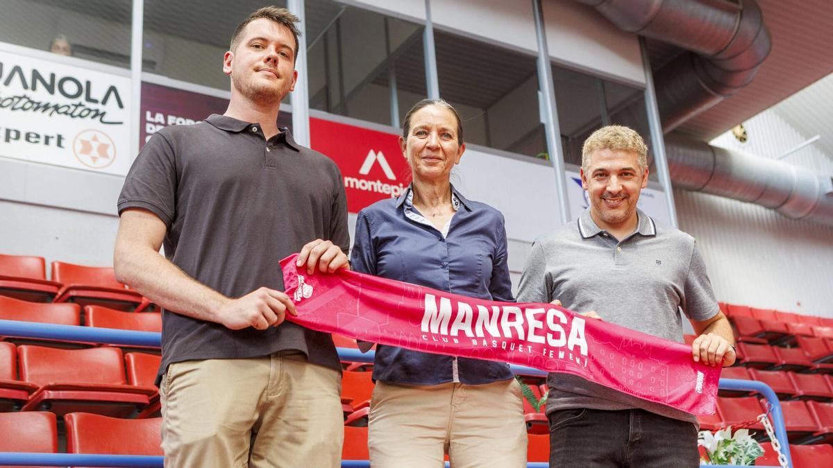 Adrià Martínez, Nina Pont i Gerard Barbé durant la presentació del nou tècnic al Congost