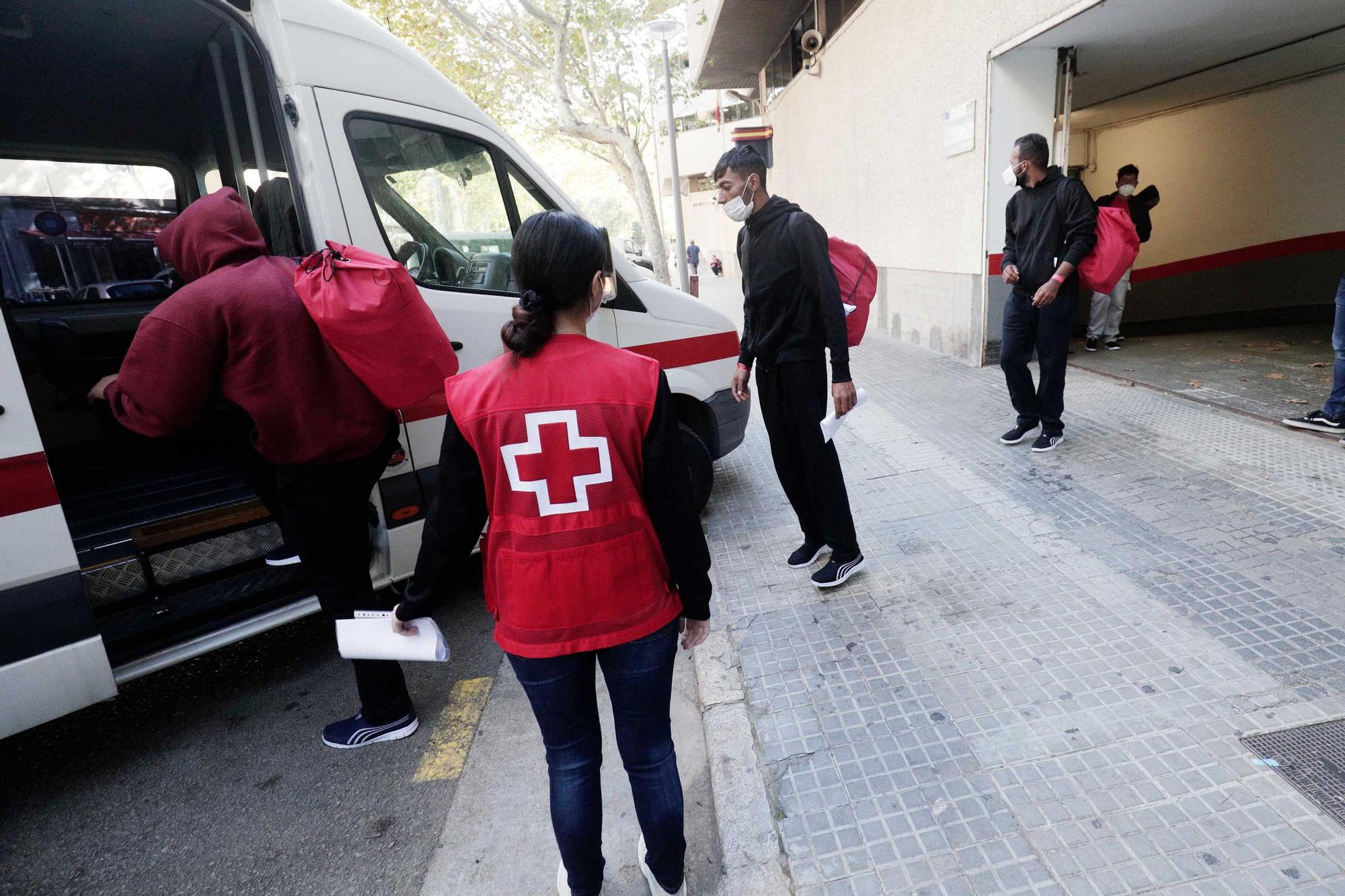 Trasladan a Barcelona a los migrantes rescatados en Cabrera