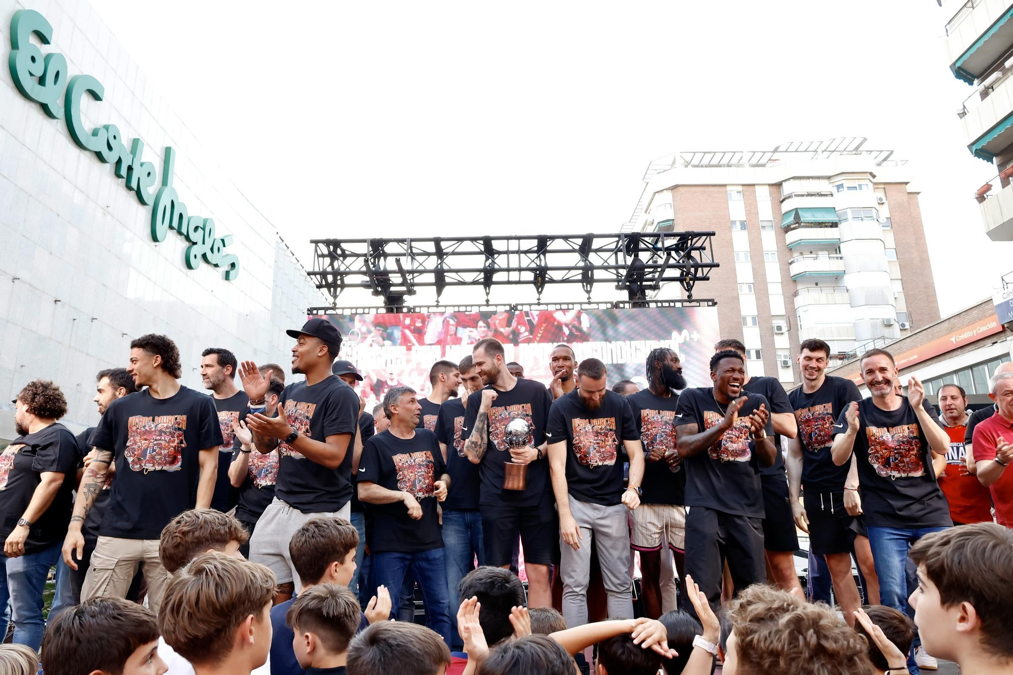La fiesta del UCAM Murcia con su afición en las calles de Murcia, en imágenes