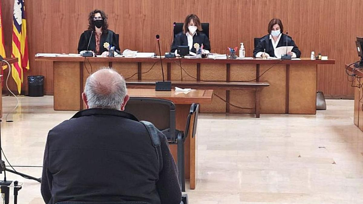 El hombre condenado por abusos, ayer en la Audiencia.