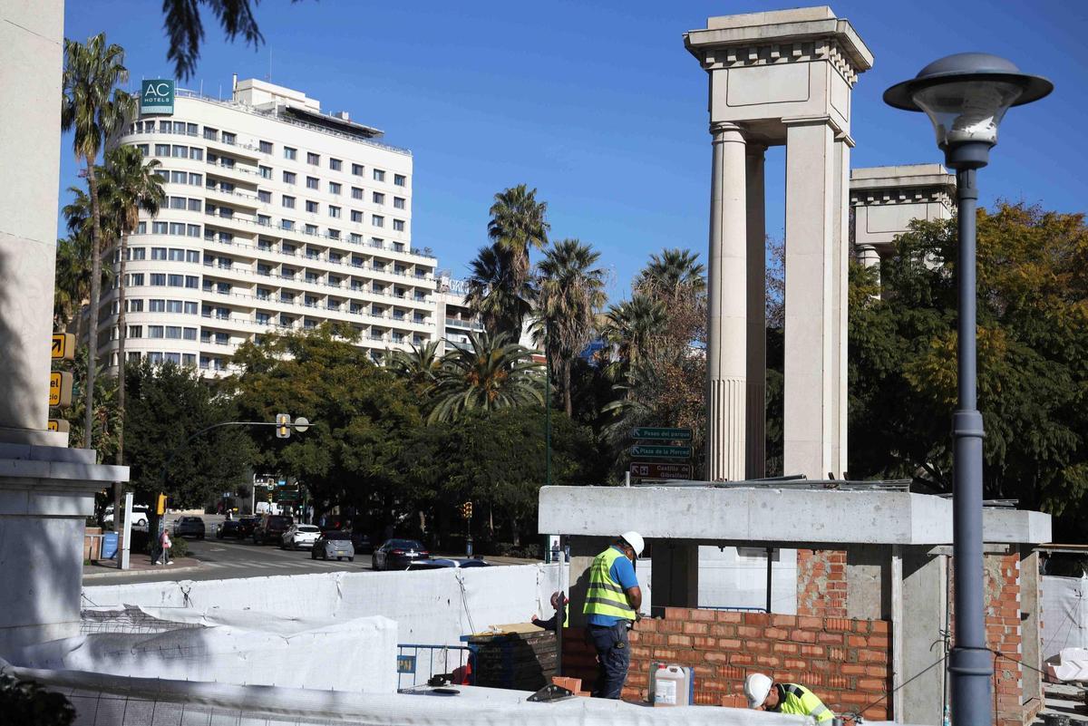 Imagen de archivo de los trabajos previos para la colocación de las esculturas del Puerto de Málaga.