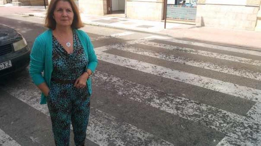 María José Asensio, junto al paso manchado de cera donde sufrió el accidente.