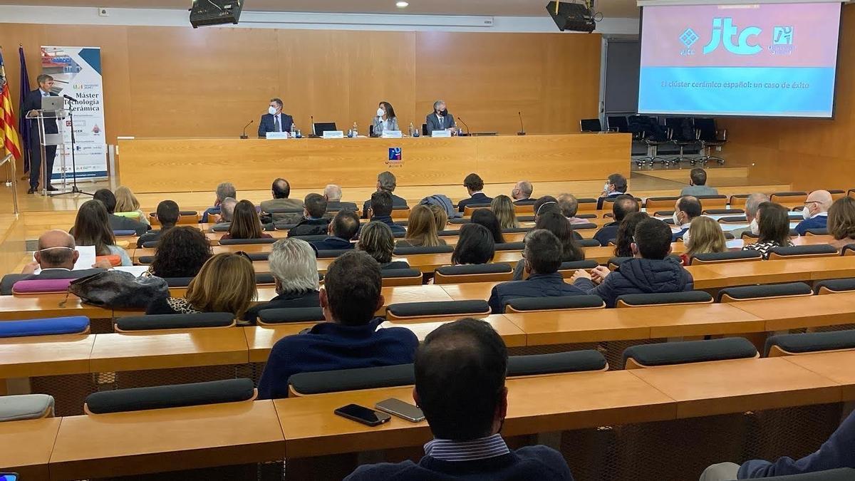 Imagen de la inauguración del I Máster Tecnologia Ceramica-UJI, durante el curso pasado.