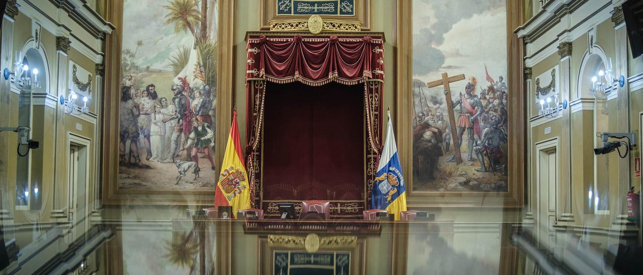 Los dos cuadros que flanquean la mesa presidencial del Parlamento de Canarias.