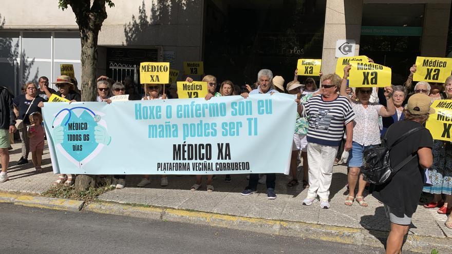 Veciñas e veciños de Corrubedo esixen o mesmo médico todos os días.