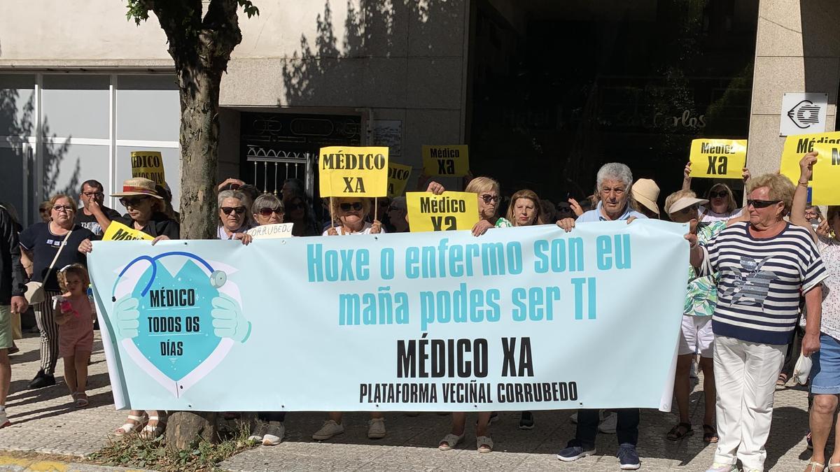 Veciños de Corrubedo manifestándose diante do Parlamento de Galicia