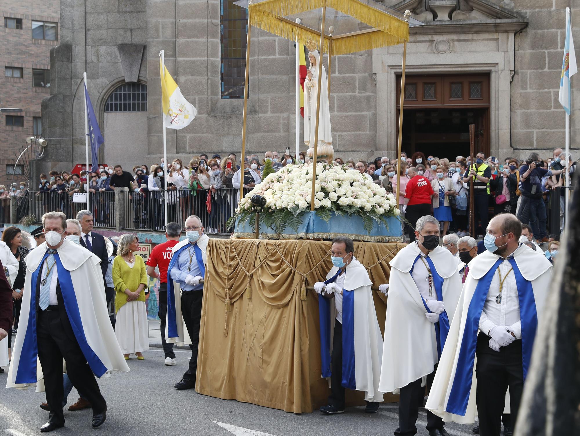 Los fieles vuelven a arropar a la Virgen de Fátima