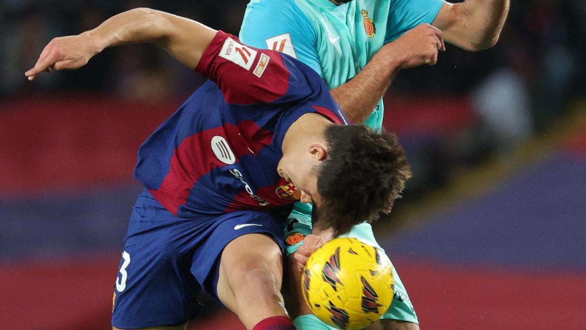 Pau Cubarsí, en una acción defensiva durante el Barça-Mallorca en Montjuïc.