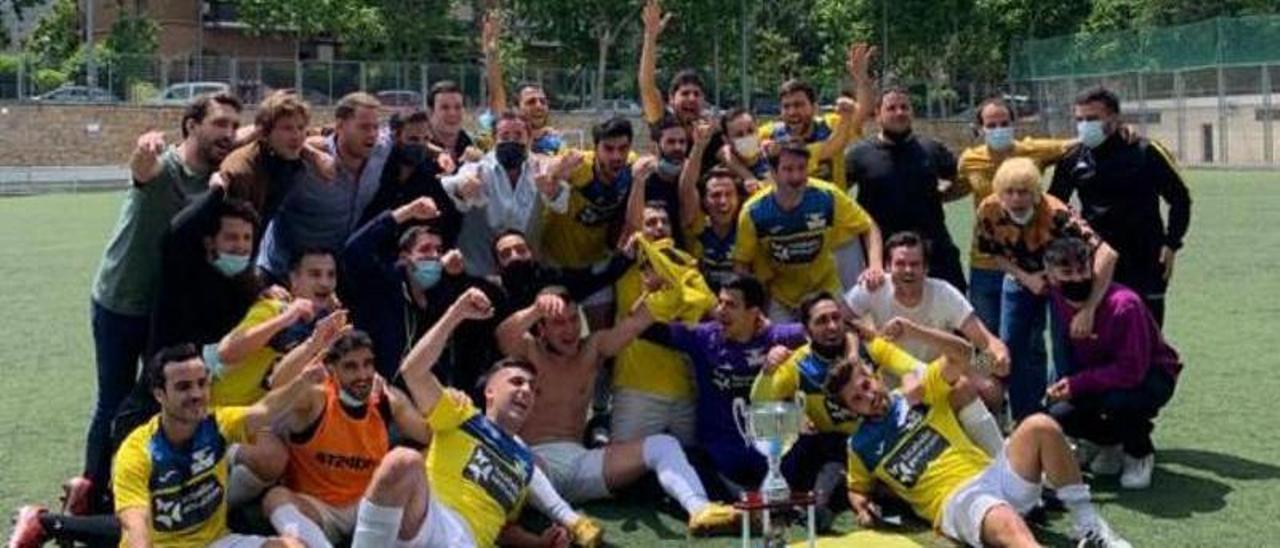 La plantilla del Club de Fútbol Casa Canaria en plena fiesta tras conseguir el ascenso a la Segunda División Regional de Madrid, de la que no quieren despedirse hoy. | | LP/DLP