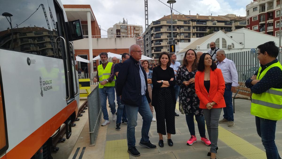 La consellera y el alcalde, al llegar el tren de pruebas a Dénia