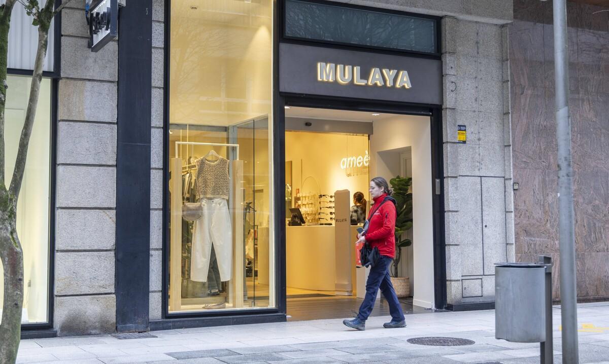 Un comercio de ropa en la rúa do Xerenal Pardiñas