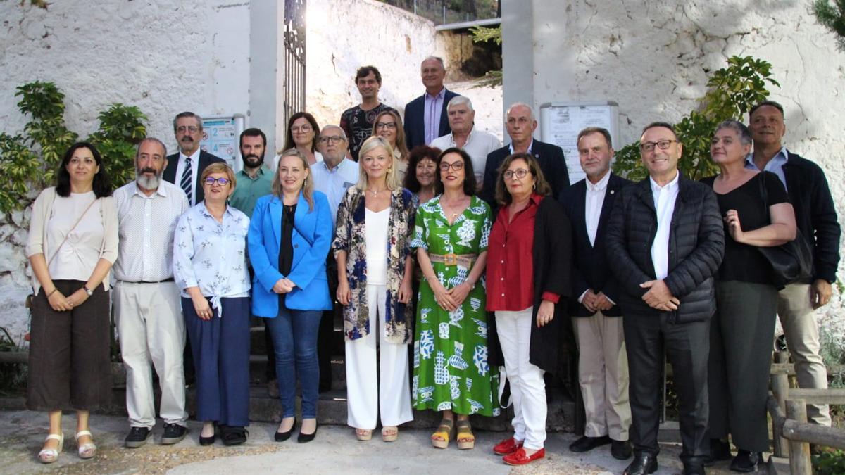 Las autoridades asistentes posaron para la foto de familia.