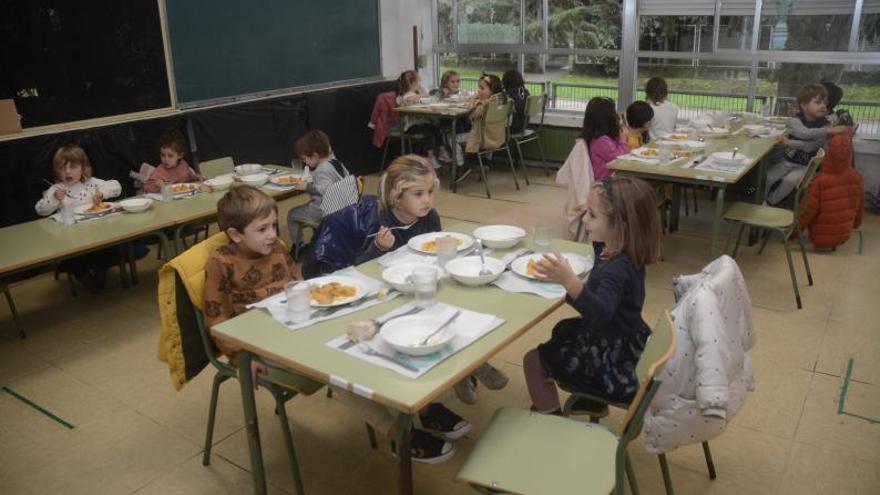 Niños en el comedor del CEIP Campolongo el curso pasado.