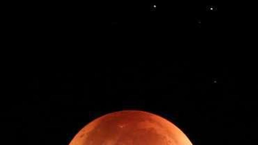 La Luna, al rojo vivo