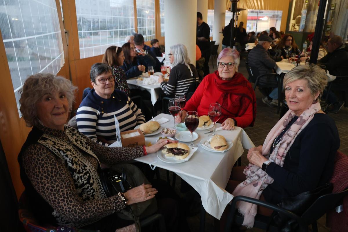 Gente disfrutando del "dijous de berenar" en el Port.