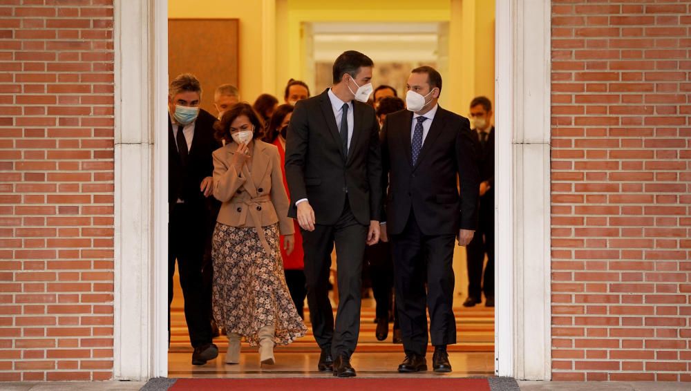 Sánchez preside la foto de familia y la primera reunión de su nuevo Gobierno