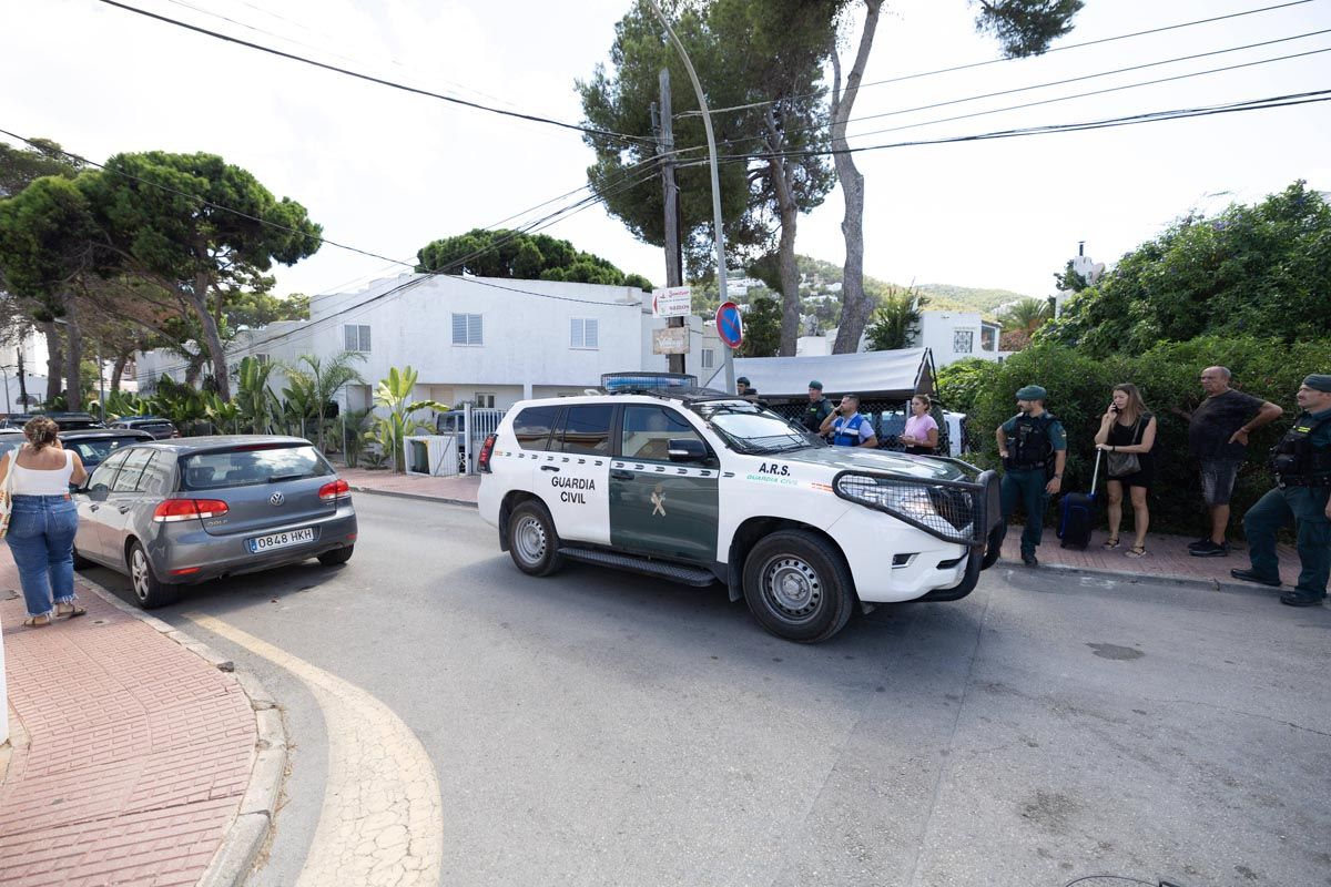 El despliegue policial por el hombre atrincherado en su piso en Ibiza, en imágenes
