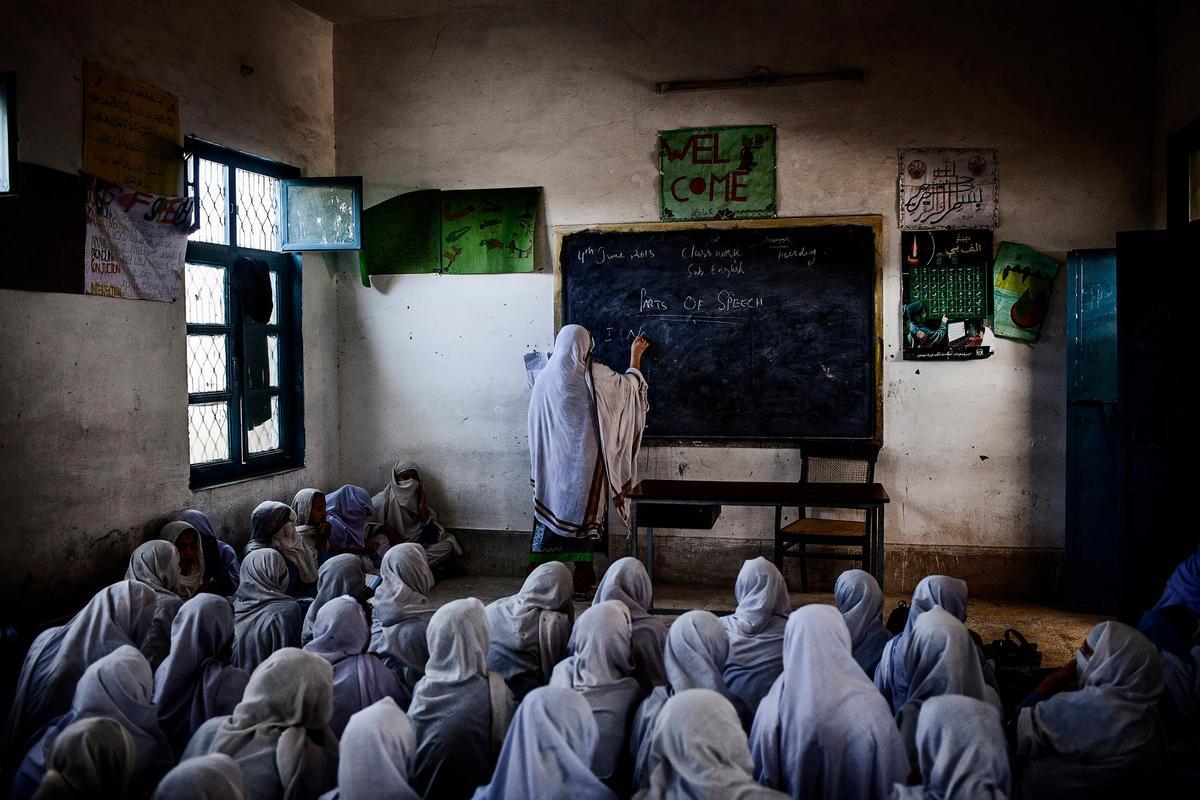 Alumnas asisten a clase en su escuela, que fue atacada por los talibanes el 21 de diciembre de 2012 como parte de una campaña para impedir que las niñas accedieran a la educación. Swabi, Khyber Pakhtunkhwa, Pakistán, 4 de junio de 2013.