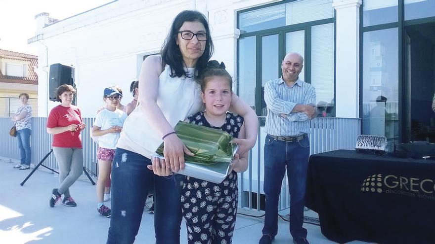 La edil de Xuventude, con una de las ganadoras del concurso.