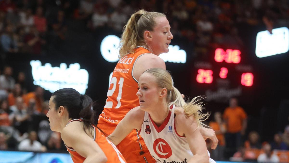 Holesinska en una acción defensiva durante el encuentro en La Fonteta.