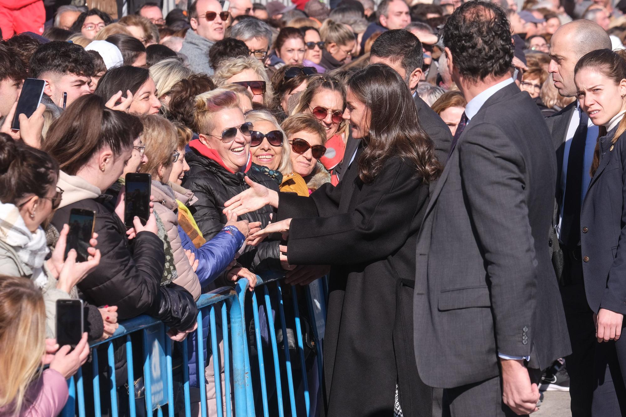 Recibimiento por todo lo alto y con gritos de "guapa" a la reina Letizia en Petrer