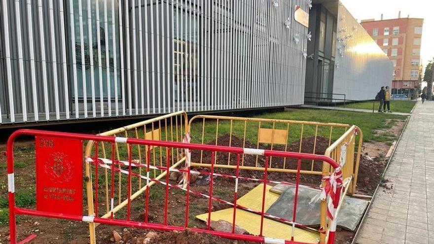 Vila-real repone el césped en el exterior de la Biblioteca Universitària del Coneixement (BUC) para mejorar su entorno