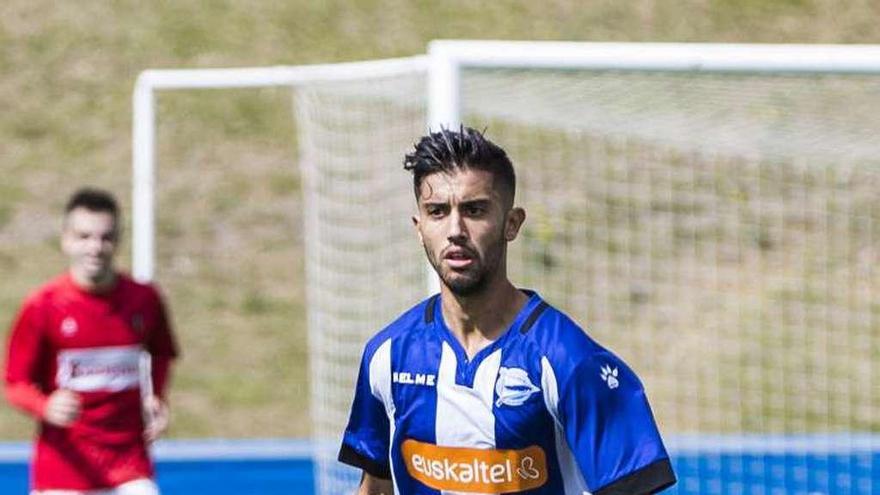 Dani Iglesias controla un balón en un partido del Alavés B.