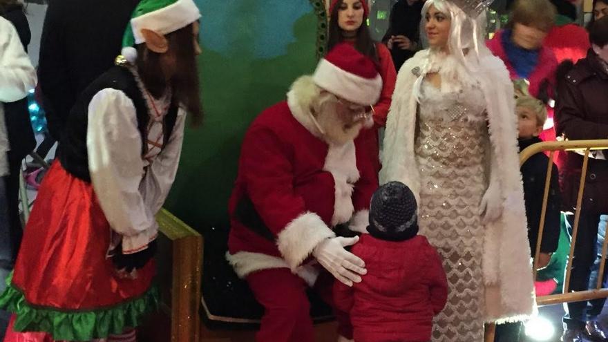 Papá Noel durante el recibimiento a los más pequeños en unas navidades anteriores en Navalmoral.