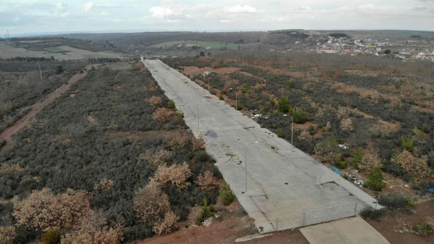 Las primeras nueve parcelas a ceder aparecen a la izquierda de los viales de hormigón en la vista aérea. | Ch. S.