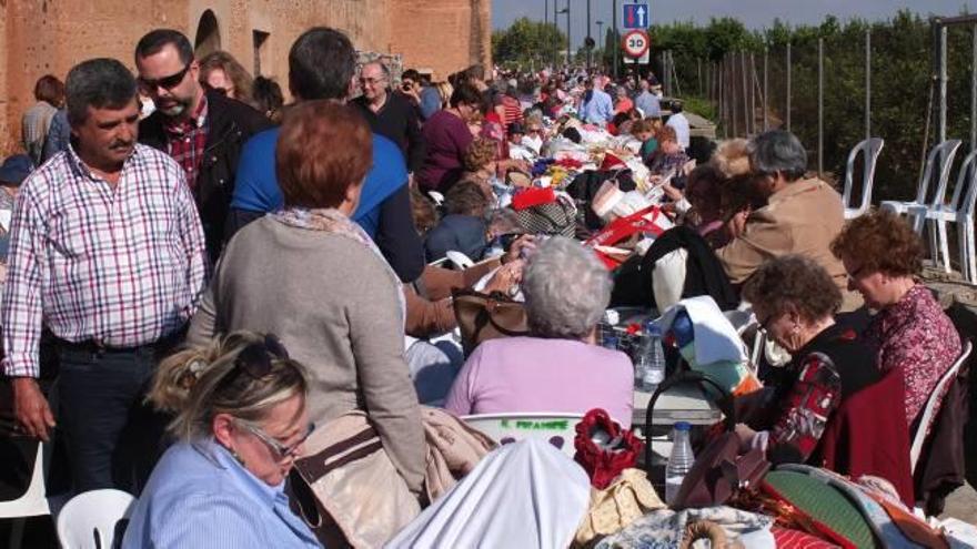 el último día de feria congregó a miles de visitantes.Casi 700 bolilleras acudieron al encuentro por la mañana f m.m. El mercado artesanal, un éxito f m.m.Los asistentes también pudieron degustar diferentes platos f m.m.