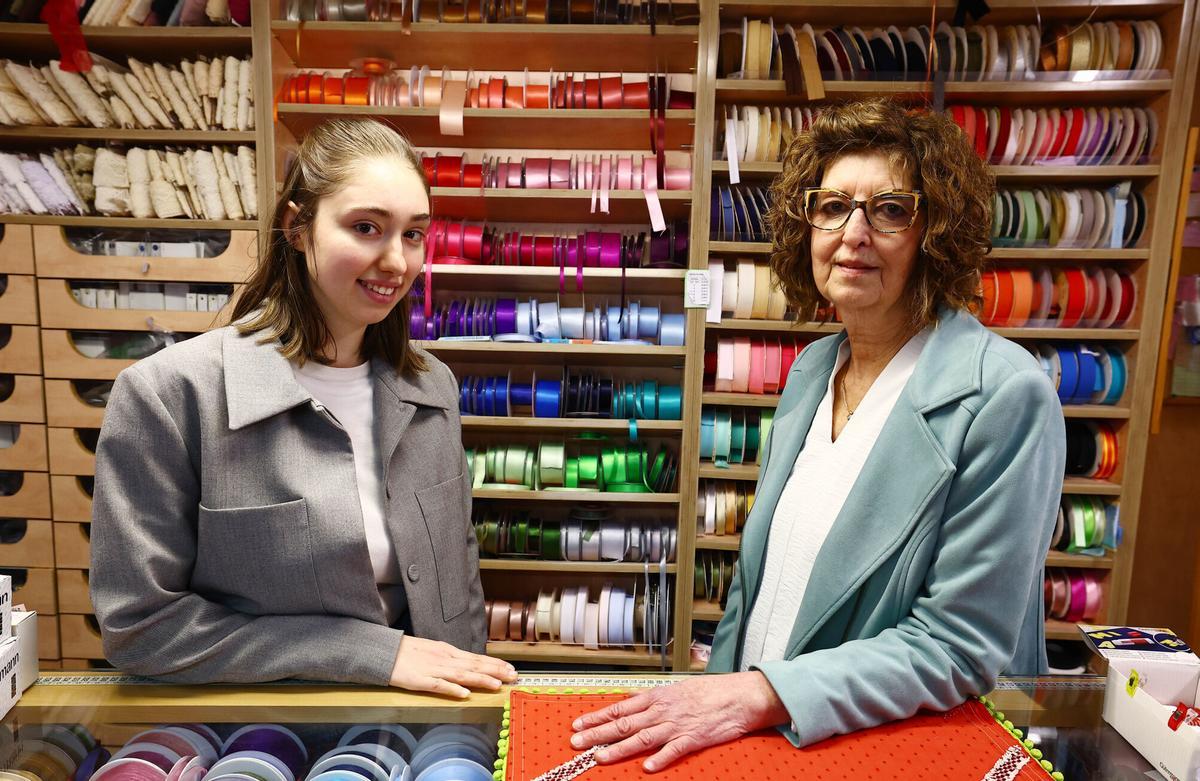 Reportaje negocio local "Mercería Ibarra", a la 13:30 en su tienda de la calle Vírgenes 5. Están avisadas, importante una foto de madre e hija que son las que llevan el negocio. Si podéis sacar también una foto a su futura tienda, esta al lado, en calle Espoz y mina número 6, esquina con la plaza san braulio.