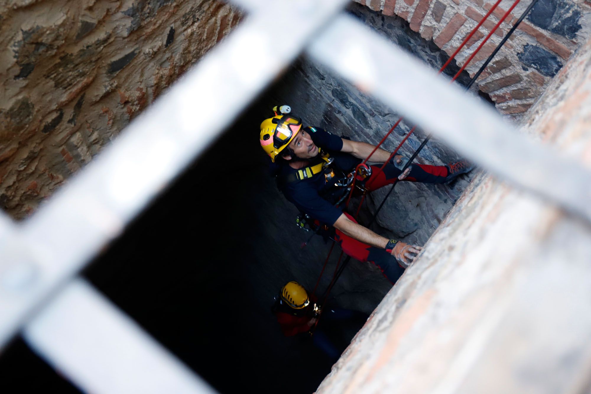 Los bomberos inspeccionan dos pozos en la Alcazaba y Gibralfaro. Foto: Álex Zea